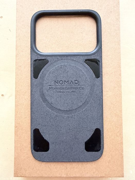 Skórzane etui Nomad Magnetic Leather Back do iPhone 17 Pro czarne