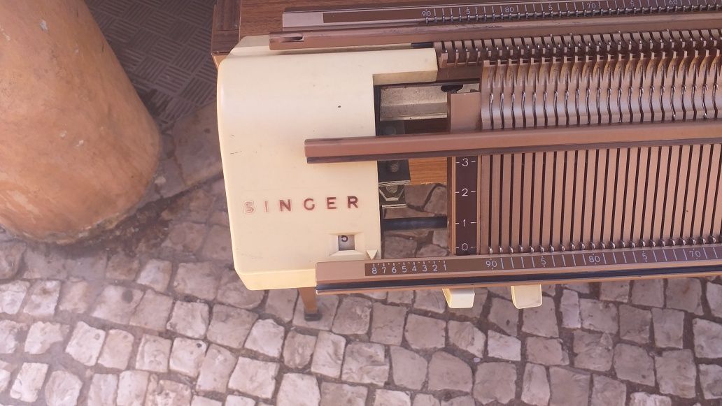 Último Preço Máquina de Tricotar Singer Silves • OLX Portugal