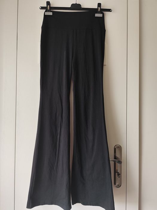 Czarne spodnie dzwony