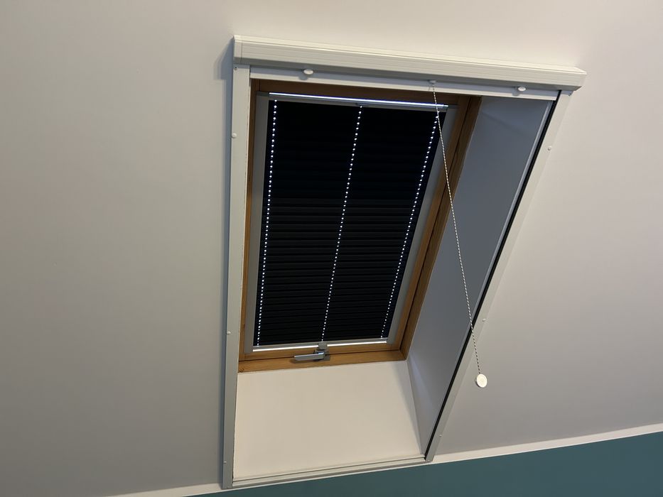 Moskitiera rolowana (zwijana) na okno dachowe