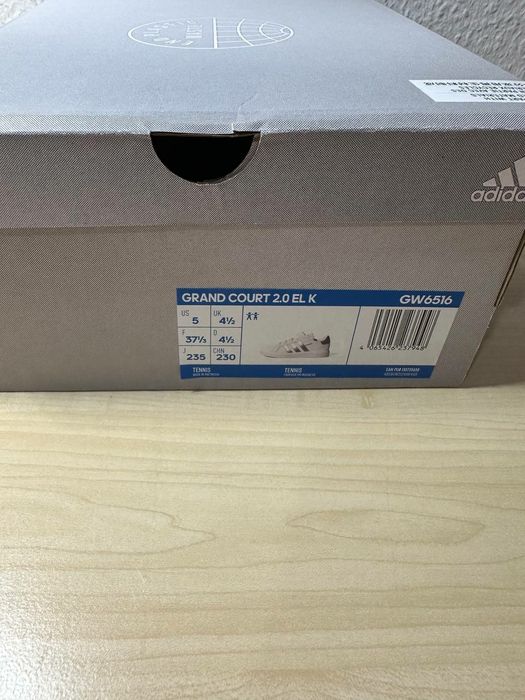 Продам Новые оригинальные кроссовки Adidas 37 размер