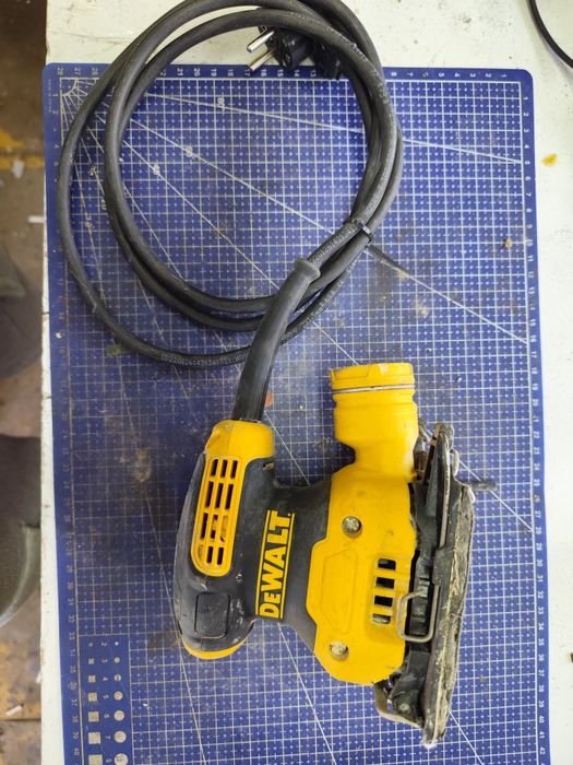 Szlifierka oscylacyjna DeWalt DWE6411