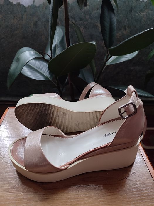 Босоніжки жіночі