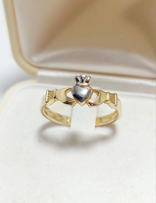 Pierścionek celtyckim symbolem claddagh 16r