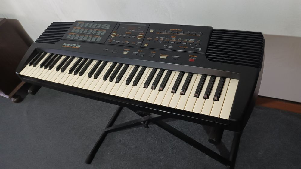 Teclado Roland E-14