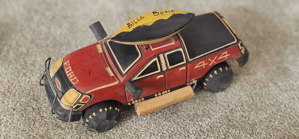 Peças de artesanato em arame, couro e madeira