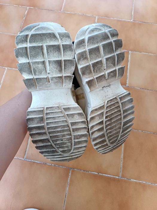 Sapatilhas pretas e douradas