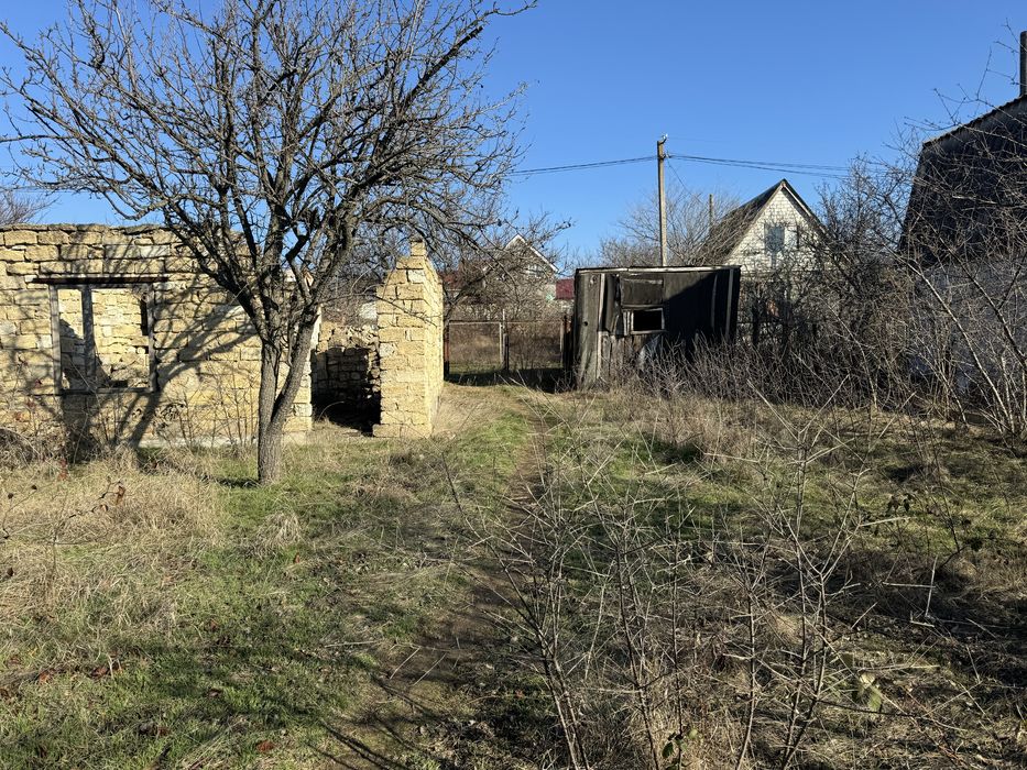 Продам дачу - ділянку з недобудовою , недорого з металевим вагончиком