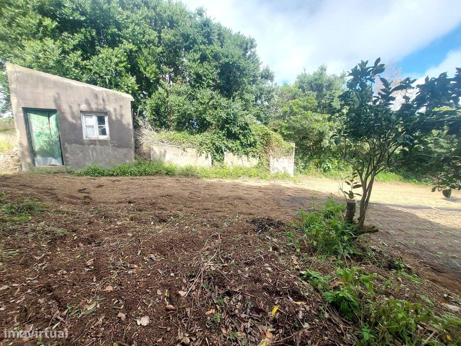 Terreno 1.900 m² com construção rural e deslumbrante vista mar — bom a