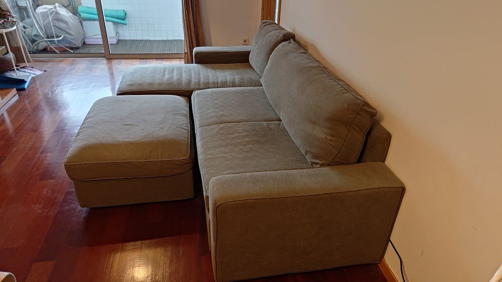 Sofá chaise longue e repousa pés, ambos com arrumos.