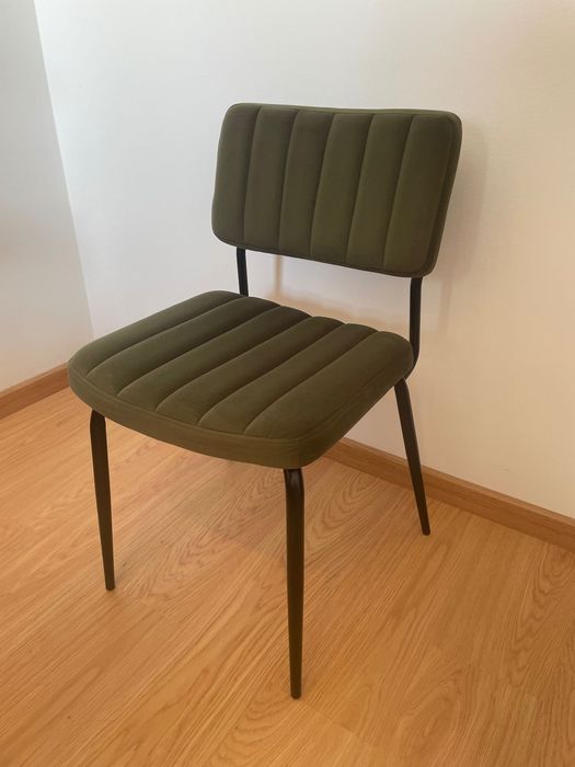 Par de Cadeiras em Veludo Verde – Estilo Retro – Como Novas