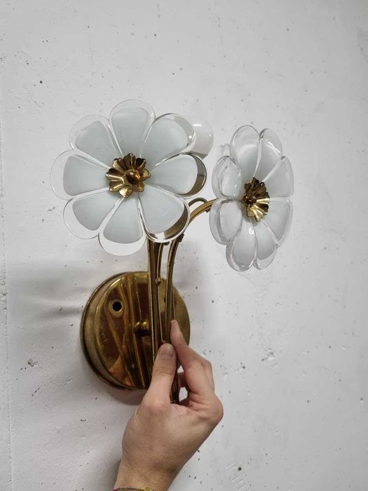 Candeeiro de parede dourado com flores em vidro