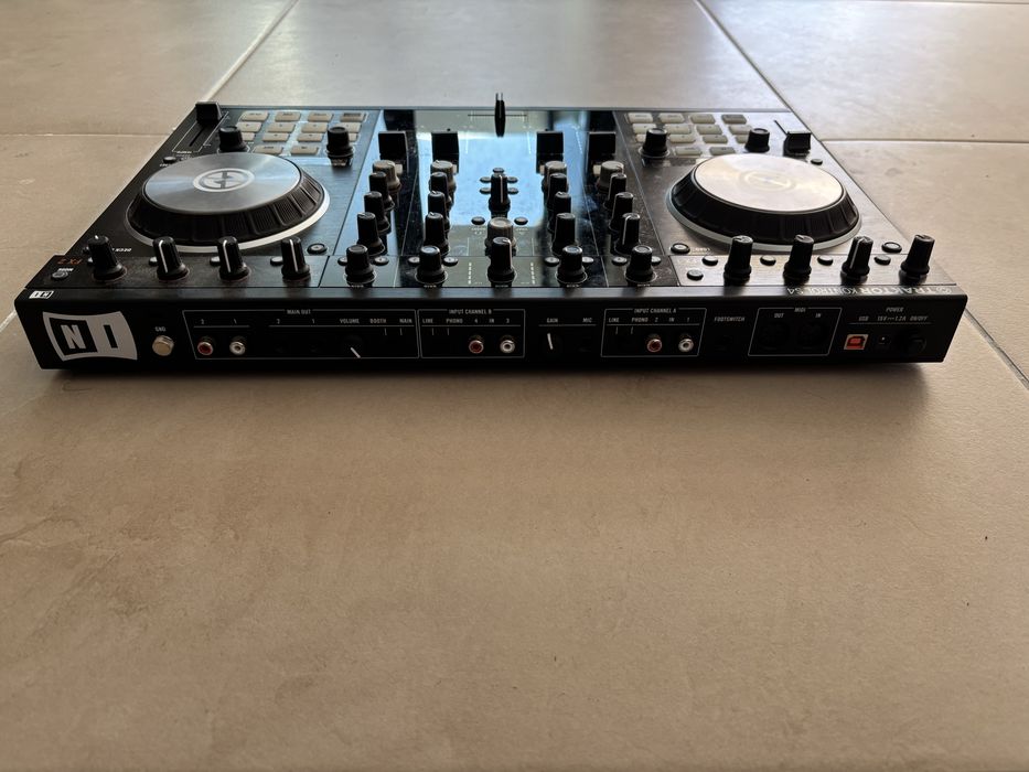 Vendo TRAKTOR KONTROL S4 MK2 – DJ Controller Profissional
