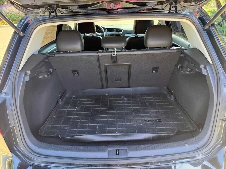 Volkswagen e-Golf      2016