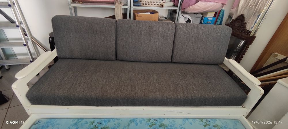 Sofá cama branco e cinzento