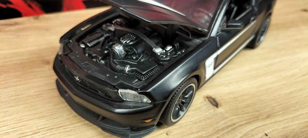 Maisto Toys 1/24 Ford Mustang 2012 Boss 302 Black White