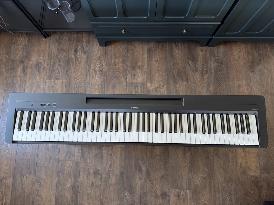 Yamaha P-145B + statyw L-100B – stan jak nowy, komplet