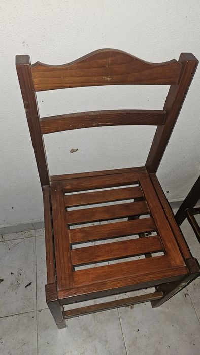 Conjunto 4 cadeiras madeira.