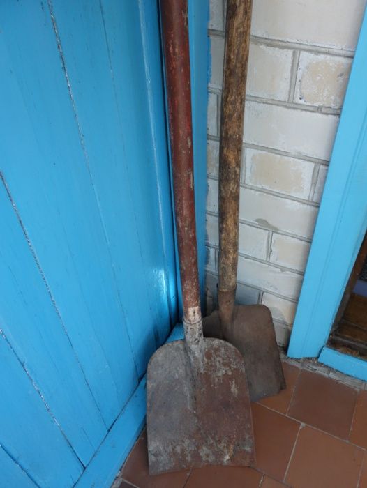 Лопати з довгою ручкою міцні випробувані 190 грн/шт.