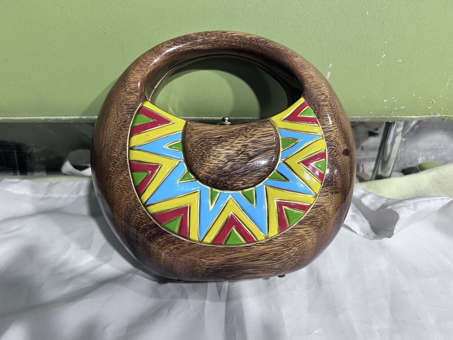 Женская сумочка из дерева