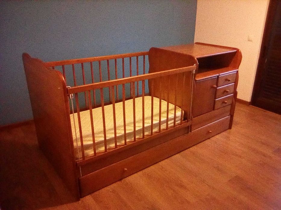Quarto de bebé convertível em cama de solteiro em madeira maciça