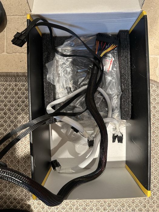 Corsair CS600M z różnymi przewodami