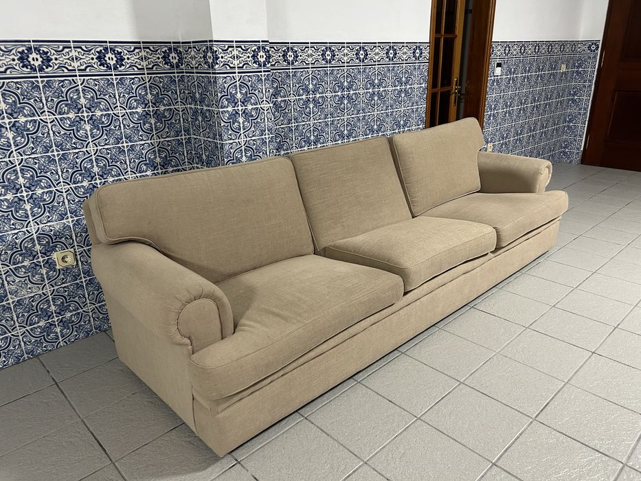 Sofá bege com 3 lugares