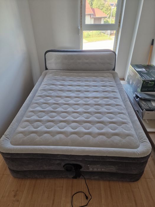 Materac dmuchany intex z pompką