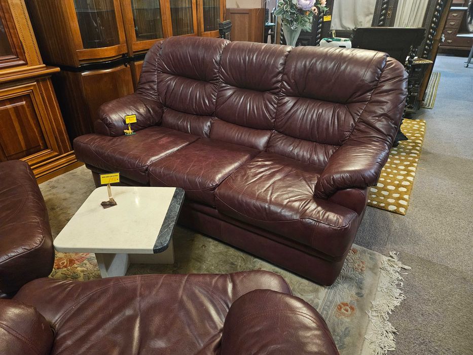 Sofá de três lugares em pele de cor bordô - Sem zonas rasgadas ou dan