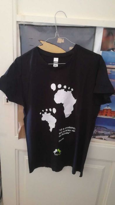 Tshirt Nova c/ "pegadas" e frase de Gandhi