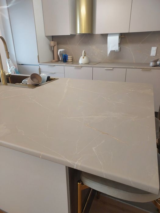 Blat kuchenny laminowany kaszmir wyspowy na wyspę złote żyłki