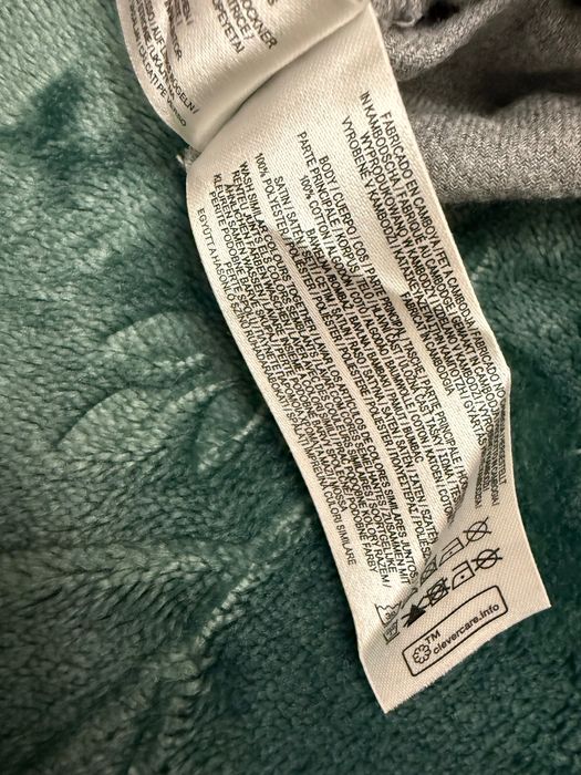 Pijama cinzento com riscas brancas