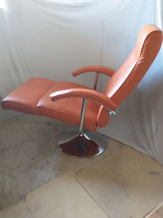 Fotel obrotowy  relaksacyjny z podnóżkiem. ze skóry ekologicznej.