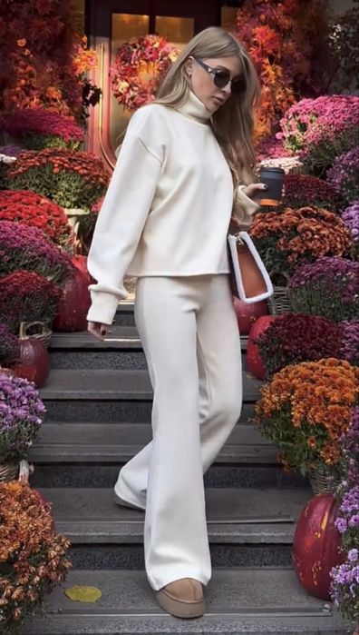 Теплий костюм молочного кольору