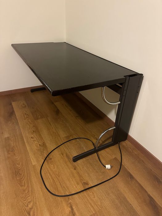 Mesa de escritório eletrificada em madeira maciça