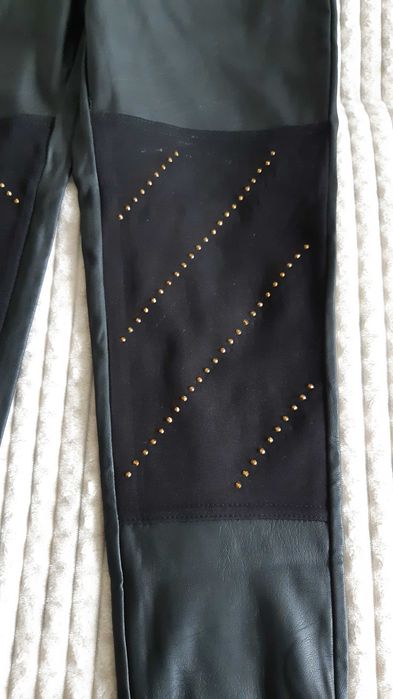 Spodnie skóra ze złotymi ozdobami