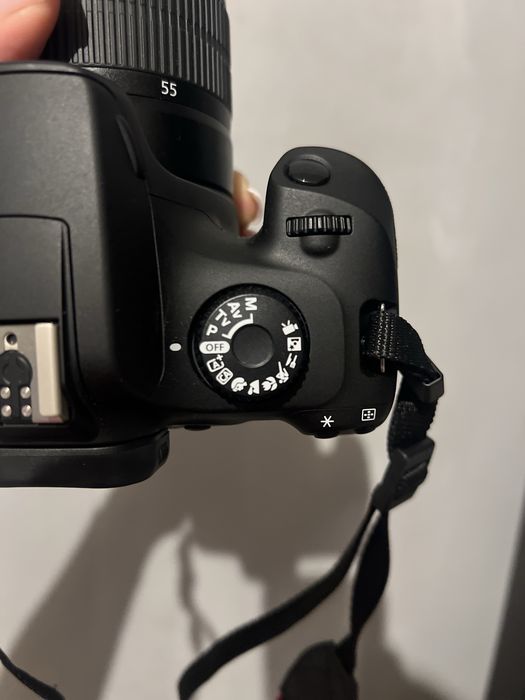 Продам фотоапарат Canon 4000D