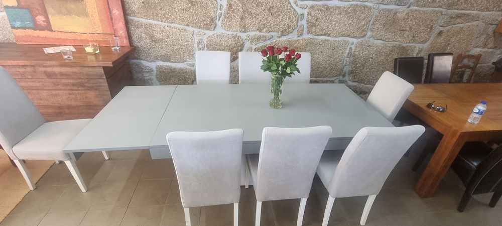 Mesa extensível com 8 cadeiras