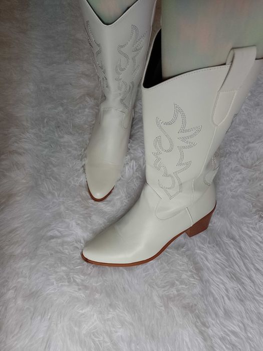 (41/42) Białe, haftowane Kozaki kowbojki, NOWE