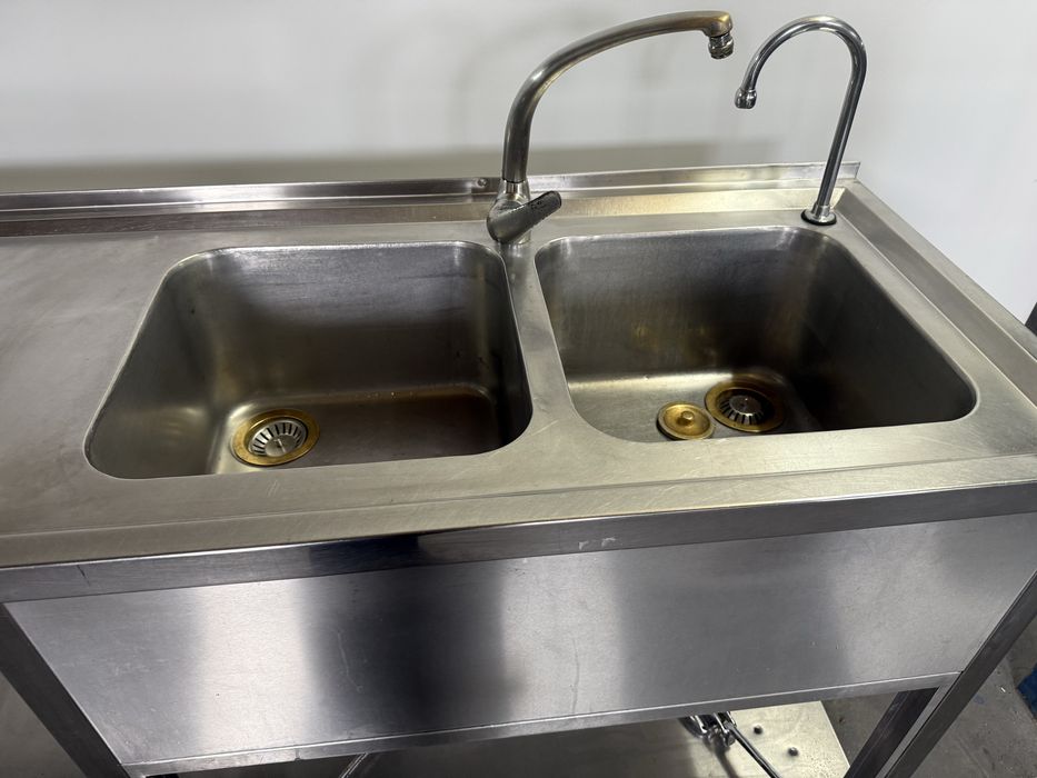 Bancada duas cubas pias com torneiras