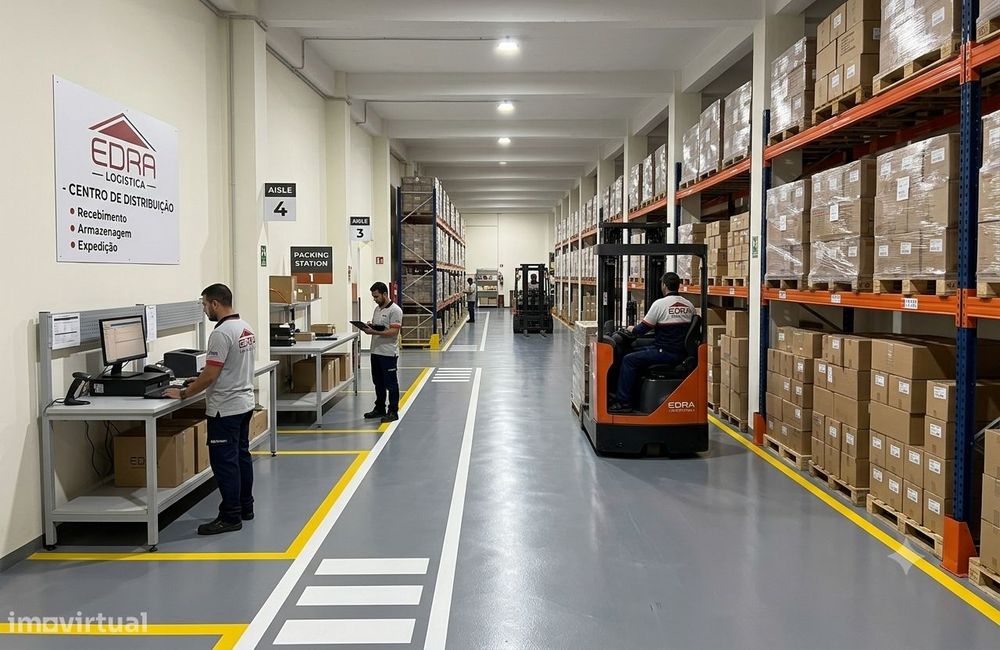 Warehouse with 400 m² adjacent to the Pingo Doce supermarket at Guarda Gare