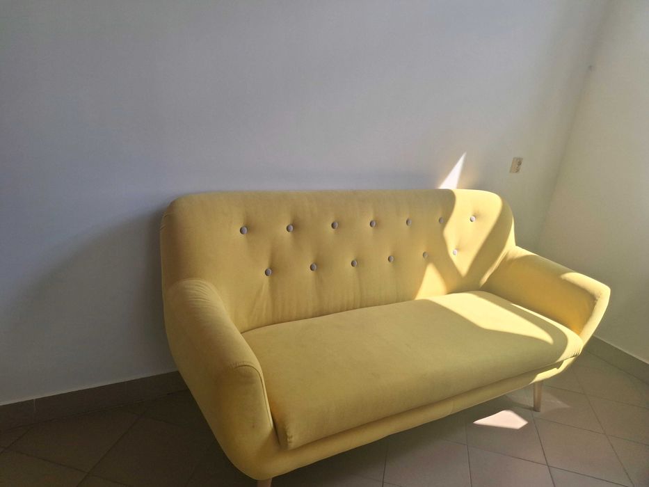 Sofa na nóżkach