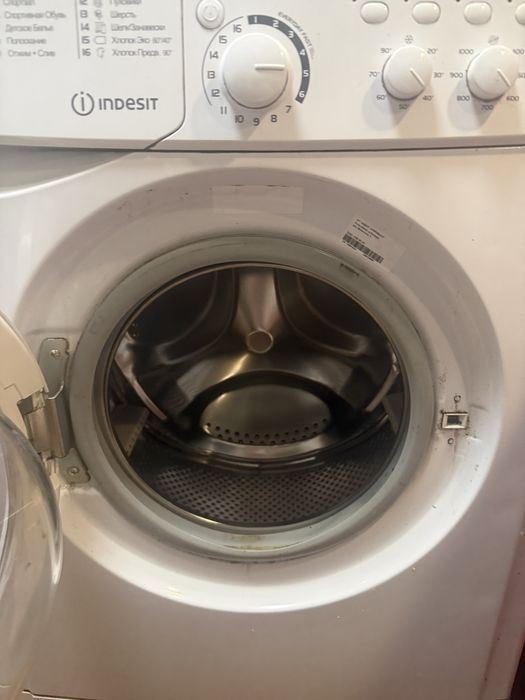 Пральна машина Indesit (5 кг, 1000 об/хв) під ремонт або на запчастини