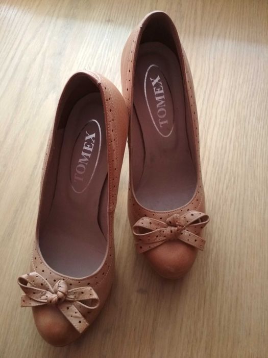 skórzane buty na obcasie
