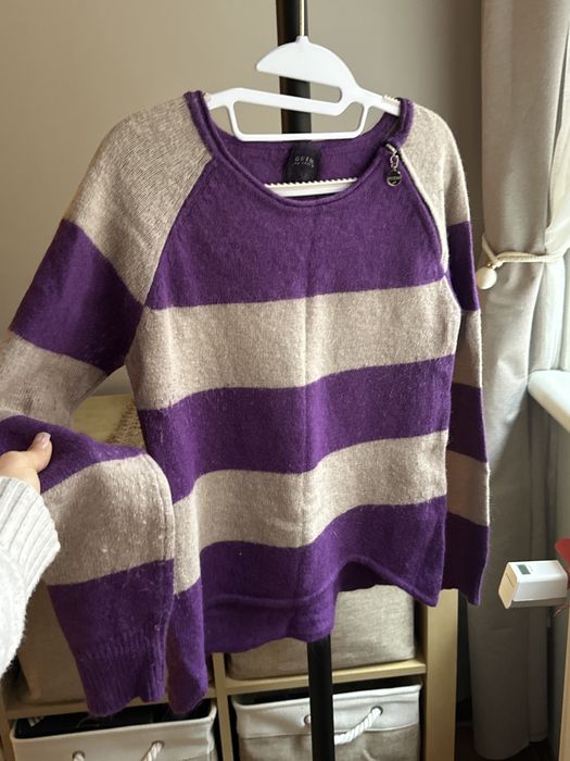sweter z rękawami reglan marki GUESS