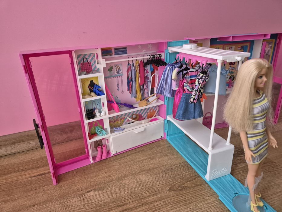 Szafa barbie z akcesoriami