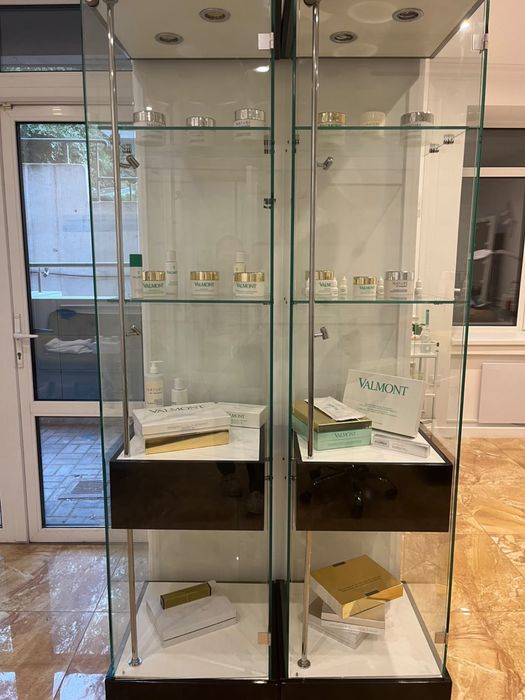 Вітрина  стелаж для магазину салону