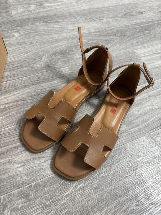 Шкіряні босоніжки карамельного кольору