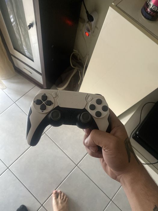 PS4 Slim 1TB + GTA V + 2 Comandos (1 original)