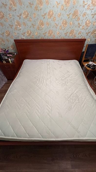 Ліжко двуспальне з матрацом
